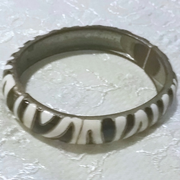 Vintage Hinged Black White Zebra Enamel Bangle - Picture 2 of 5